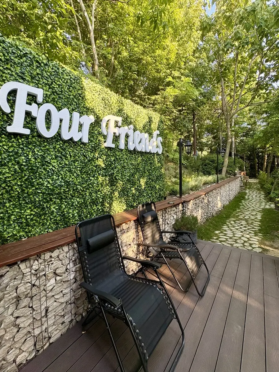Terasa cu logo Four Friends